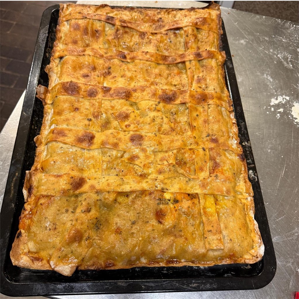 Empanada de: Atún, bacalao o Xoubas - Imagen 1